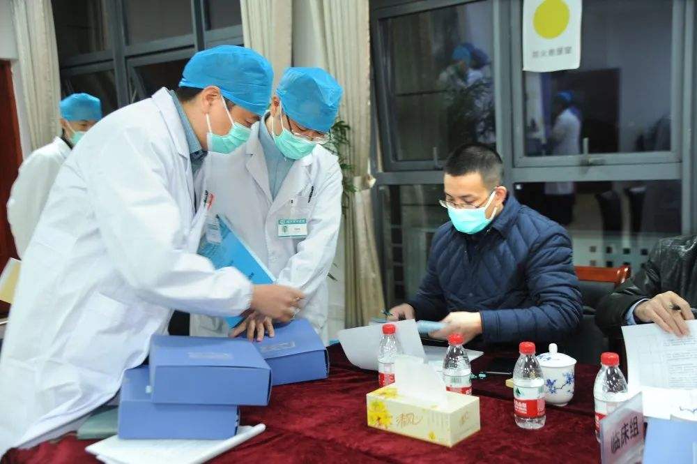 窗口期布莱顿调整名单以备德甲，防线松动环节打磨，气氛紧张，医务组通报恢复的简单介绍