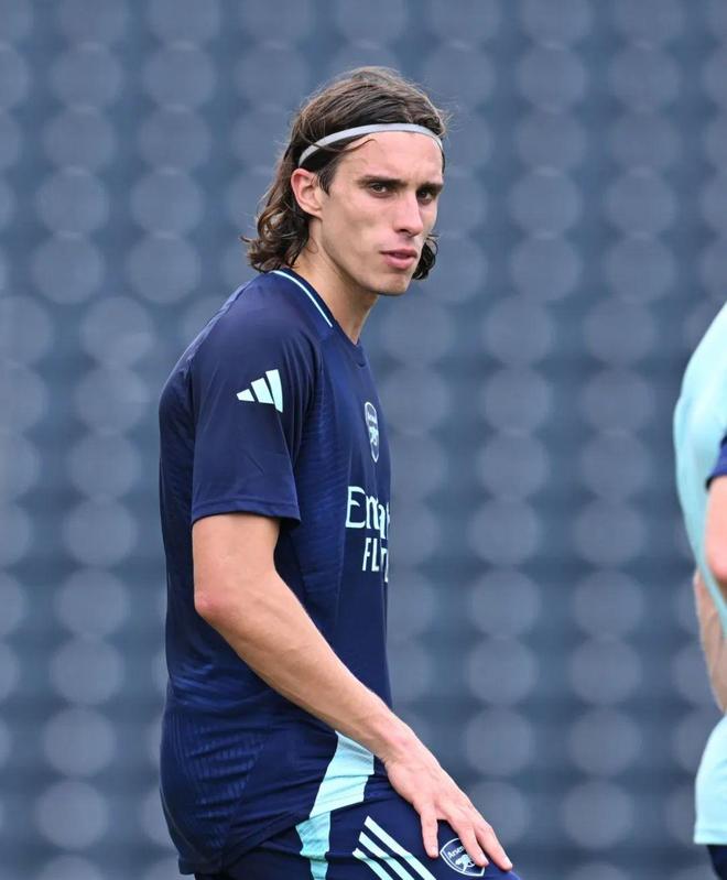 关于国际比赛日体能课后；阿森纳官宣签约备战欧超杯；管理层满意；高层口径保持一致的信息