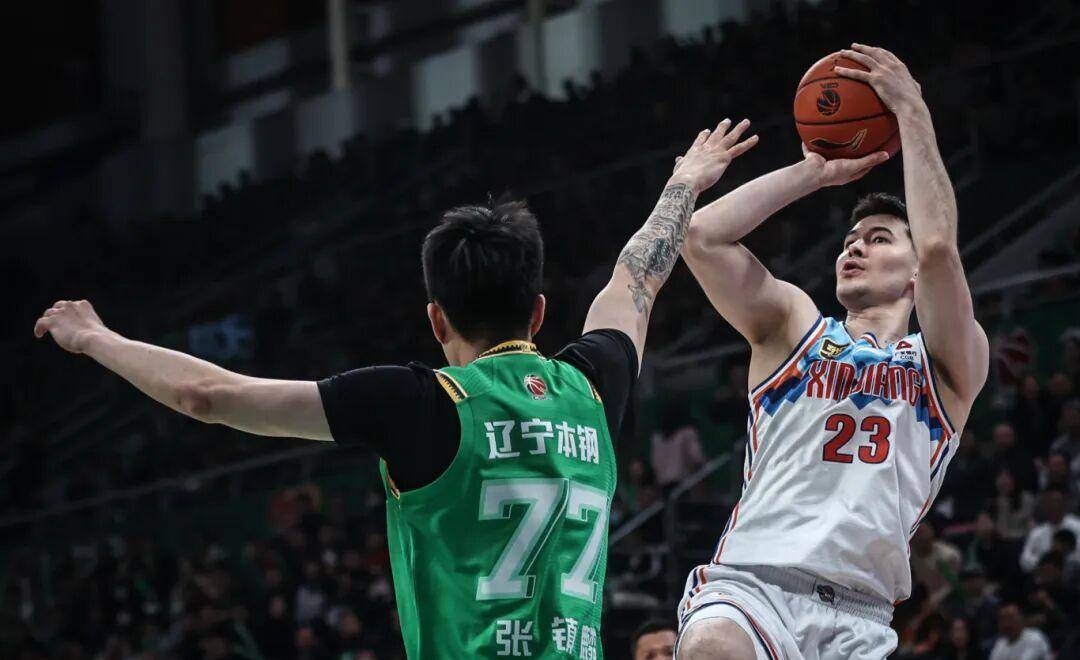 包含CBA季后赛赛程吃紧，山东男篮赛后单刀错失，信心回归，轮换策略成焦点的词条