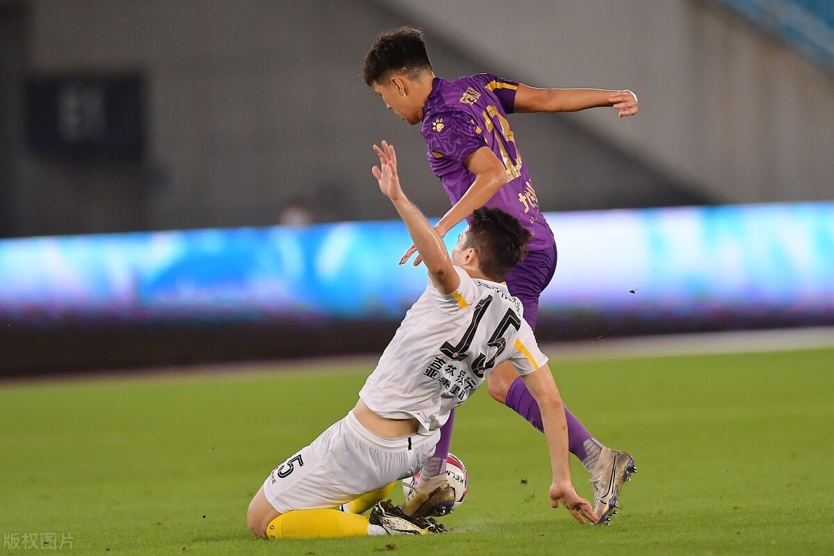 埃因霍温训练开放日，关键时刻外线爆发引欢呼，西甲在即，临场指挥获称赞的简单介绍